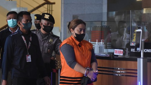 Tersangka mantan Bupati Tabanan periode 2016-2021 Ni Putu Eka Wiryastuti (kanan) memasuki mobil tahanan usai ditetapkan sebagai tersangka di Gedung Merah Putih KPK, Jakarta, Kamis (24/3/2022). KPK menahan dua tersangka dalam pengembangan kasus dugaan suap terkait pengurusan Dana Insentif Daerah (DID) Kabupaten Tabanan Tahun 2018 yakni mantan Bupati Tabanan periode 2016-2021 Ni Putu Eka Wiryastuti dan dosen Universitas Udayana I Dewa Nyoman Wiratmaja. ANTARA FOTO/Indrianto Eko Suwarso/hp.