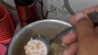 Tak kalah kocak, rempeyek yang merupakan camilan digoreng ada netizen yang mempraktekan cara membuat rempeyek yang direbus. Aksinya viral dan bikin ngakak. Foto: Instagram/Twitter