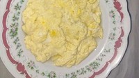 Begini penampilan akhir dari telur rebus. Berbeda dengan telur bulat, telur rebus ini dikocok terlebih dahulu, sehingga terlihat seperti orak-arik. Foto: Instagram/Twitter