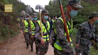 Sementara itu, proses pencarian korban pun diketahui masih terus dilakukan di area lokasi jatuhnya pesawat Boeing 737-800 milik maskapai China Airlines. Ratusan petugas gabungan dikerahkan dalam proses pencarian pesawat yang mengangkut 132 orang itu. VIA REUTERS/CGTN.  