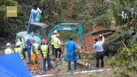 Seperti diketahui, pesawat dengan penerbangan MU-5735 itu jatuh dari ketinggian 29.100 kaki dan menghantam area pegunungan di Kota Wuzhou, Provinsi Guanxi ketika melakukan perjalanan dari Kunming ke Guangzhou pada Senin (21/3). Jatuhnya pesawat yang membawa 132 orang itu memicu kebakaran di area pegunungan sekitarnya. Ini menjadi kecelakaan udara paling mematikan dalam sejarah China selama 30 tahun terakhir. VIA REUTERS/CGTN.