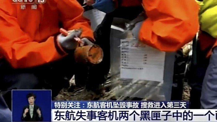 Melihat Kotak Hitam Pesawat Boeing 737-800 yang Jatuh di China Kotak hitam (black box) pesawat Boeing 737-800 milik maskapai China Eastern Airlines yang jatuh di China ditemukan. Kondisi black box itu dilaporkan rusak parah