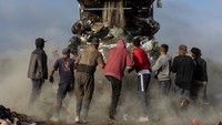 Diperkirakan ada 150 keluarga yang berjuang untuk mencari nafkah dengan mengumpulkan sampah dari tempat pembuangan sampah tersebut.  