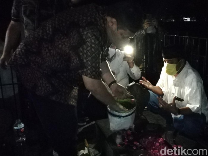 Menko Bidang Perekonomian Airlangga ziarah di makam kakeknya di Astana Oetara, Solo, Kamis (24/3/2022). Menko Bidang Perekonomian Airlangga ziarah di makam kakeknya di Astana Oetara, Solo, Kamis (24/3/2022).