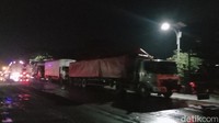 Salah satu warga sekitar, Agus (50) menjelaskan kondisi jalan Pantura Pati-Rembang tiga hari belakangan sering macet. Kata dia kemacetan disebabkan karena ada proyek perbaikan jalan.  