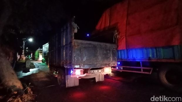 Jalan raya Pantura Pati-Rembang, Jawa Tengah mengalami kemacetan panjang imbas perbaikan jalan di Desa Lengkong, Kecamatan Batangan, Pati. Lalu seperti apa kondisi malam ini.