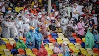 Rinciannya, pada Jumat (18/3) jumlah spectator atau penonton mencapai 9.857 orang, lalu pada hari Sabtu (19/3) jumlah penonton mencapai 30.021 orang, kemudian pada hari Minggu (20/3) di mana sesi balap Moto3, Moto2, dan MotoGP berlangsung, jumlah penonton mencapai 62.923 orang. Jadi kalau ditotal, selama tiga hari penyelenggaraan MotoGP Mandalika, jumlah penontonnya mencapai 102.801 orang. Foto: Kemenparekraf