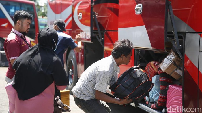 Penumpang menaiki bus tujuan pulau Sumatera di Terminal Kampung Rambutan, Jakarta, Kamis (24/3/2022).