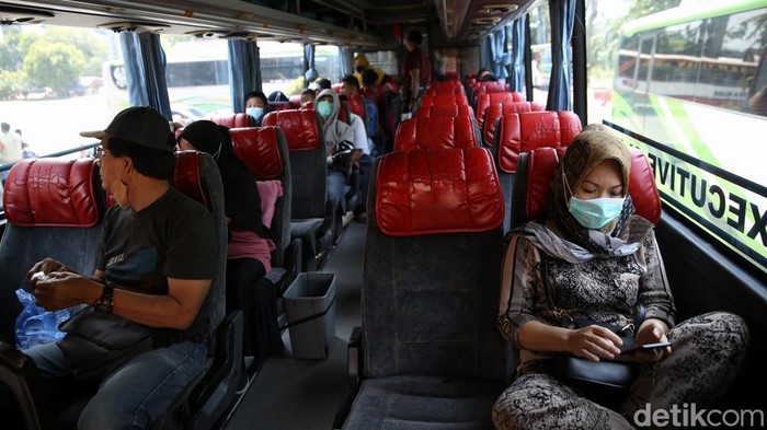 Penumpang menaiki bus tujuan pulau Sumatera di Terminal Kampung Rambutan, Jakarta, Kamis (24/3/2022).