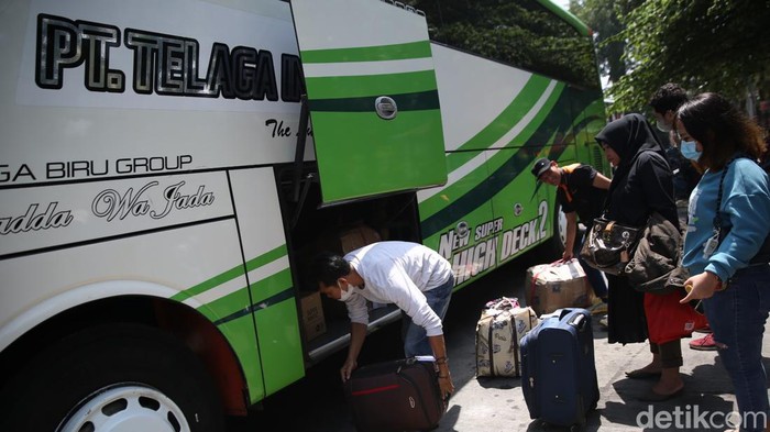 Penumpang menaiki bus tujuan pulau Sumatera di Terminal Kampung Rambutan, Jakarta, Kamis (24/3/2022).