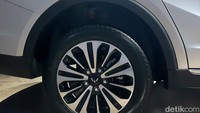 Desain velg-nya pun berbeda dengan versi lama. Namun ukurannya tetap sama, yakn 16 inch dengan warna dual tone. Foto: Ridwan Arifin