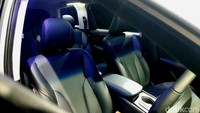 Jok new Cortez kini berbahan premium leather sehingga membuat nyaman penumpang di dalamnya. Foto: Ridwan Arifin