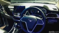 Masuk ke dalam interior, panelnya kini diberi aksen marmer menambah kesan elegan dari New Cortez. Terdapat pula fitur engine start-stop button, keyless entry, dan Audio & Bluetooth Steering Switch. Foto: Ridwan Arifin