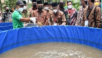 Ketua Dewan Komisioner Otoritas Jasa Keuangan (OJK) Wimboh Santoso bersama Wakil Gubernur DKI Jakarta Ahmad Riza Patria dan Ketua Umum Pesantren Modern Pondok Karya Pembangunan KH. Amidhan meninjau peternakan lele dan ulat maggot yang dikelola Bank Wakaf Mikro Pondok Karya Pembangunan (BWM PKP) usai peresmian di Ciracas, Jakarta, Kamis (24/3/2022).