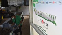 OJK mendukung perluasan dan pengembangan Bank Wakaf Mikro sebagai bentuk penyediaan akses keuangan dan pemberian pendampingan kepada para pelaku UMKM, khususnya yang berada di lingkungan pondok pesantren.