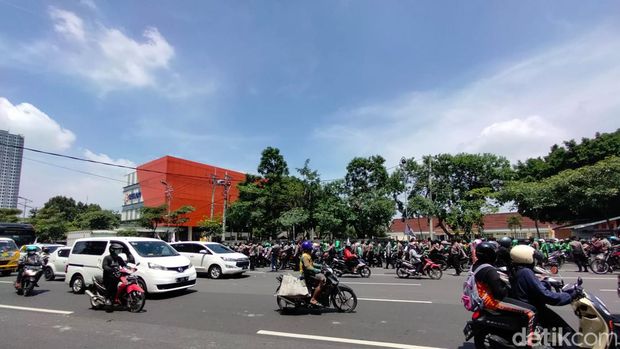 Ojol lawan arus di depan Bulog Surabaya