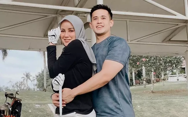 Berolahraga bersama, begini penampilan Olla dan Aufar. Sambil memeluk Olla dari belakang, keduanya terlihat begitu romantis. Foto: Instagram