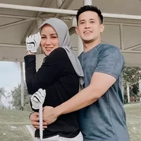 Berolahraga bersama, begini penampilan Olla dan Aufar. Sambil memeluk Olla dari belakang, keduanya terlihat begitu romantis. Foto: Instagram