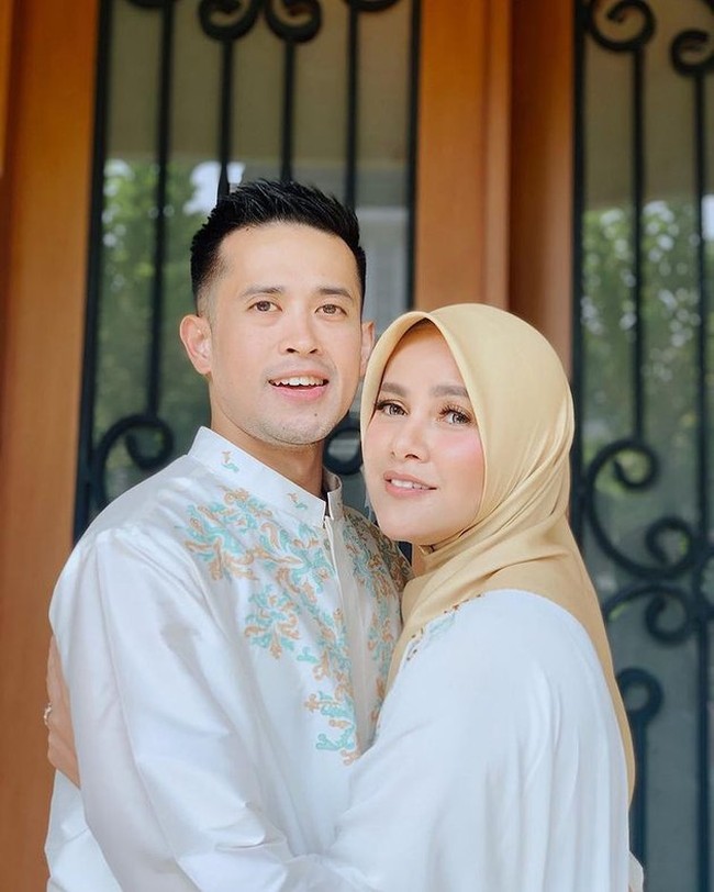 Olla dan Aufar pun kerap tampil kompak. Mengenakan pakaian couple, keduanya terlihat begitu serasi. Sayangnya kini pernikahan Olla dan Aufar itu terancam berakhir dengan perceraian. Foto: Instagram