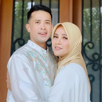Olla dan Aufar pun kerap tampil kompak. Mengenakan pakaian couple, keduanya terlihat begitu serasi. Sayangnya kini pernikahan Olla dan Aufar itu terancam berakhir dengan perceraian. Foto: Instagram