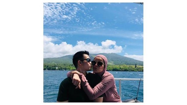 Sebagai pasangan suami-istri, Olla dan Aufar seringkali tampil kompak. Sebelum adanya gugatan cerai, keduanya pun kerap membagikan foto-foto mesra mereka. Seperti dalam foto yang satu ini, ketika keduanya tengah berlibur bersama. Foto: Instagram