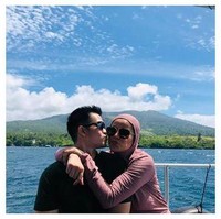 Sebagai pasangan suami-istri, Olla dan Aufar seringkali tampil kompak. Sebelum adanya gugatan cerai, keduanya pun kerap membagikan foto-foto mesra mereka. Seperti dalam foto yang satu ini, ketika keduanya tengah berlibur bersama. Foto: Instagram