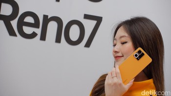 Setiap pemesanan diberikan bonus dengan total Rp 2 juta. Isinya exclusive gift senilai Rp 599.000, bundling Telkomsel 192 GB, financing discount Rp 800 ribu. Bila pengguna membeli Reno7 akan mendapatkan cashback Rp 300 ribu untuk pembelian Oppo Watch Free. Foto: Adi Fida Rahman/detikINET