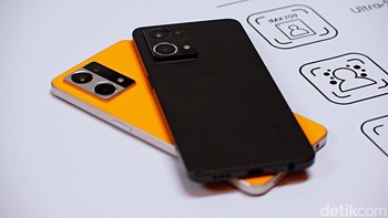 Oppo menghadirkan dua varian warna Oppo Reno7, yakni Sunset Orange dan Cosmic Black. Foto: Adi Fida Rahman/detikINET