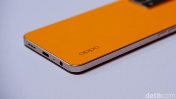 Berat Oppo Reno7 sekitar 175 gram, hadir dengan ketebalan sekitar 7,54 mm untuk model Sunset Orange dan sekitar 7,49 mm untuk Cosmic Black./Foto: Adi Fida Rahman/detikINET
