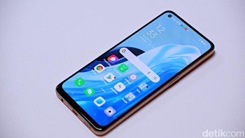 Oppo Reno7 menawarkan layar AMOLED berukuran 6,4 inch Full HD dengan refresh rate 90Hz. Ponsel ini sudah mengantongi sertifikat Netflix HD dan Amazon HDR. Makin lengkap dengan adanya SGS Eye Care. Foto: Adi Fida Rahman/detikINET
