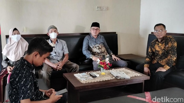 Orang tua Kartika Damayanti di Polres Bojonegoro