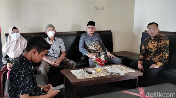 Orang tua Kartika Damayanti di Polres Bojonegoro
