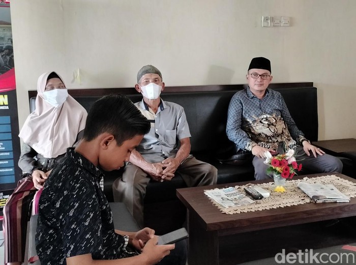 Orang tua Kartika Damayanti di Polres Bojonegoro