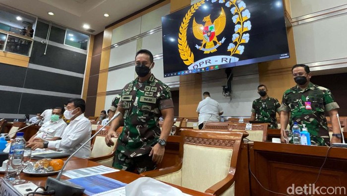 Panglima TNI-Komisi I DPR Bahas Penghapusan KRI Teluk Sampit-515 Panglima TNI dan KSAL mengikuti rapat kerja dengan Komisi I DPR. Rapat itu meminta persetujuan DPR untuk menghapus KRI Teluk Sampit-515 dari alutsista TNI AL.