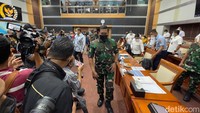 Alasan penghapusan itu karena KRI Teluk Sampit-515 sudah berusia tua. KRI Teluk Sampit merupakan kapal perang buatan Korea Selatan pada 1981.