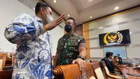 Sebelumnya, dua kapal perang, KRI Teluk Mandar-514 dan KRI Teluk Penyu-513, telah disetujui untuk dihapus.