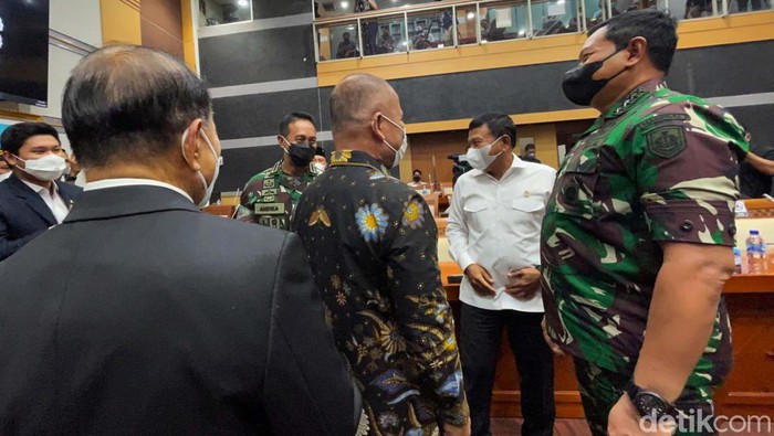 Panglima TNI-Komisi I DPR Bahas Penghapusan KRI Teluk Sampit-515 Panglima TNI dan KSAL mengikuti rapat kerja dengan Komisi I DPR. Rapat itu meminta persetujuan DPR untuk menghapus KRI Teluk Sampit-515 dari alutsista TNI AL.