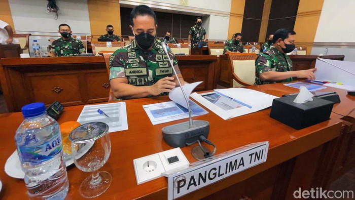 Panglima TNI dan KSAL mengikuti rapat kerja dengan Komisi I DPR. Rapat itu meminta persetujuan DPR untuk menghapus KRI Teluk Sampit-515 dari alutsista TNI AL.