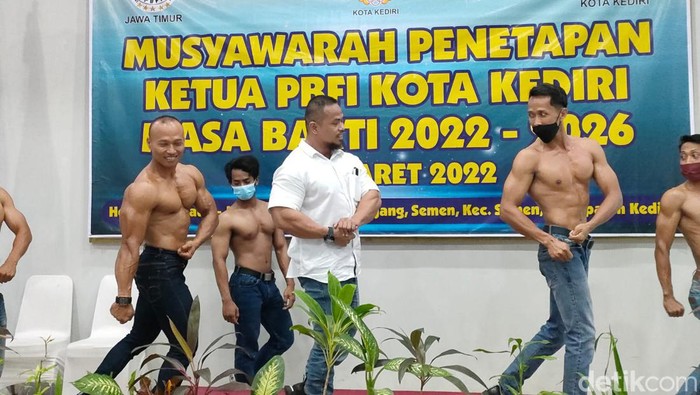Para atlet binaraga Kota Kediri memamerkan kebolehan saat peresmian PBFI Kota Kediri