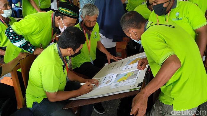Para petani saat mengikuti Sekolah Lapang Iklim (SLI) Tematik 2022 di Wijimulyo, Nanggulan, Kulon Progo, DIY, Kamis (24/3/2022).