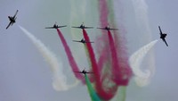 Pesawat jet Angkatan Udara Pakistan mendemonstrasikan penampilan aerobatik selama parade militer. Ribuan orang meneriakkan Hidup Pakistan saat jet angkatan udara terbang, memamerkan kekuatan udara negara itu saat pasukan terjun payung melompat dari helikopter.