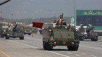 Kendaraan lapis baja dan tank turun ke jalan saat parade militer.