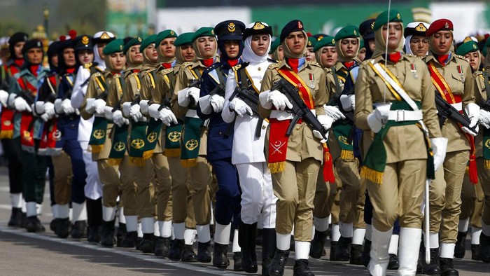 Parade Militer Peringati Hari Nasional Pakistan Pakistani President Arif Alvi, in green suit on a military vehicle, reviews a military parade to mark Pakistan National Day in Islamabad, Pakistan, Wednesday, March 23, 2022. Pakistanis celebrated their National Day on Wednesday with a military parade in the capital, Islamabad, showcasing this Islamic nation's elite army units and high-tech weaponry, including short, medium, and long-range missiles, tanks, fighter jets and other hardware. (Anjum Naveed)
