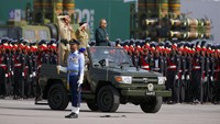 Presiden Pakistan Arif Alvi, dalam setelan hijau di atas kendaraan militer, meninjau parade militer untuk menandai Hari Nasional Pakistan di Islamabad, Pakistan, Rabu, (23/3/2022). Berbagai alat utama sistem pertahanan (alutsista) turut dipamerkan oleh negara Islam tersebut.
