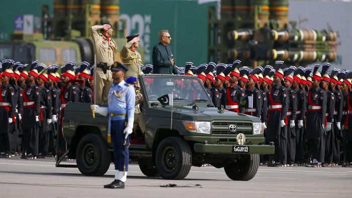 Parade Militer Peringati Hari Nasional Pakistan Pakistani President Arif Alvi, in green suit on a military vehicle, reviews a military parade to mark Pakistan National Day in Islamabad, Pakistan, Wednesday, March 23, 2022. Pakistanis celebrated their National Day on Wednesday with a military parade in the capital, Islamabad, showcasing this Islamic nation's elite army units and high-tech weaponry, including short, medium, and long-range missiles, tanks, fighter jets and other hardware. (Anjum Naveed)