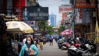 Jalan Pasar Baru membentang tegak lurus dari Jalan Pos (dahulu bernama Groote Postweg) menuju Jalan Samanhudi (dahulu bernama Krekot Pintoe Besi, 1930). Sempat menjadi ruas jalan yang ikonik dan merupakan jantung kegiatan komersial pada masanya.  