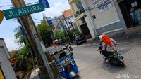 Struktur Kanal yang berada di Pasar Baru melintang dari barat-timur di sepanjang Jalan Antara dan Jalan Pasar Baru Selatan. Turap sungainya menggunakan beton, dan tepi sungai yang berbatasan dengan Jalan Pos dan Jalan Sutomo.  