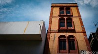 Seperti Bangunan Jalan Pasar Baru Nomor 2; Toko Garuda Sports and Music, Bangunan Jalan Pasar Baru Nomor 8; Jean Machine Factory Outlet, Bangunan Jalan Pasar Baru Nomor 30; Toko Kezia Bella Internasional Tailor and Textile, dan Bangunan Jalan Pasar Baru Nomor 46; Toko Ratu Busana, dan bangunan-bangunan lainnya yang diduga Cagar Budaya seperti, Toko Kompak, Toko Tropik, dan Toko Nyonya Meneer.  