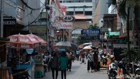 Sepanjang Jalan Pasar Baru juga terdapat beberapa bangunan yang telah ditetapkan sebagai Bangunan Cagar Budaya, sesuai dengan Keputusan Gubernur Kepala Daerah Khusus Ibukota Jakarta Nomor 475 Tahun 1993.
