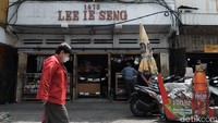 Warga beraktivitas di kawasan Pasar Baru, Jakarta Pusat, Kamis (24/3/2022).